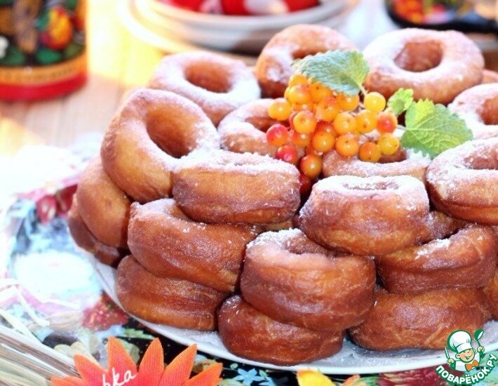 Творожно-медовые пышки на дрожжевом тесте получаются румяными, воздушными и очень вкусными. Готовить очень просто!