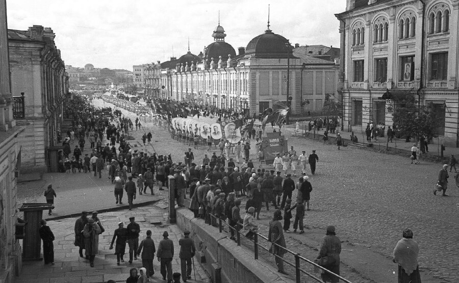 М.И. Фрумгарц "Парад физкультурников 1947 год", фото из фондов Городского музея "Искусство Омска"