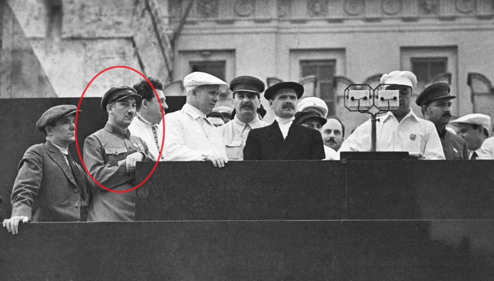 На мавзолее тесно от вождей. Ягода - второй слева Источник https://yarwiki.ru/article/2067/yagoda-genrih-grigorevich