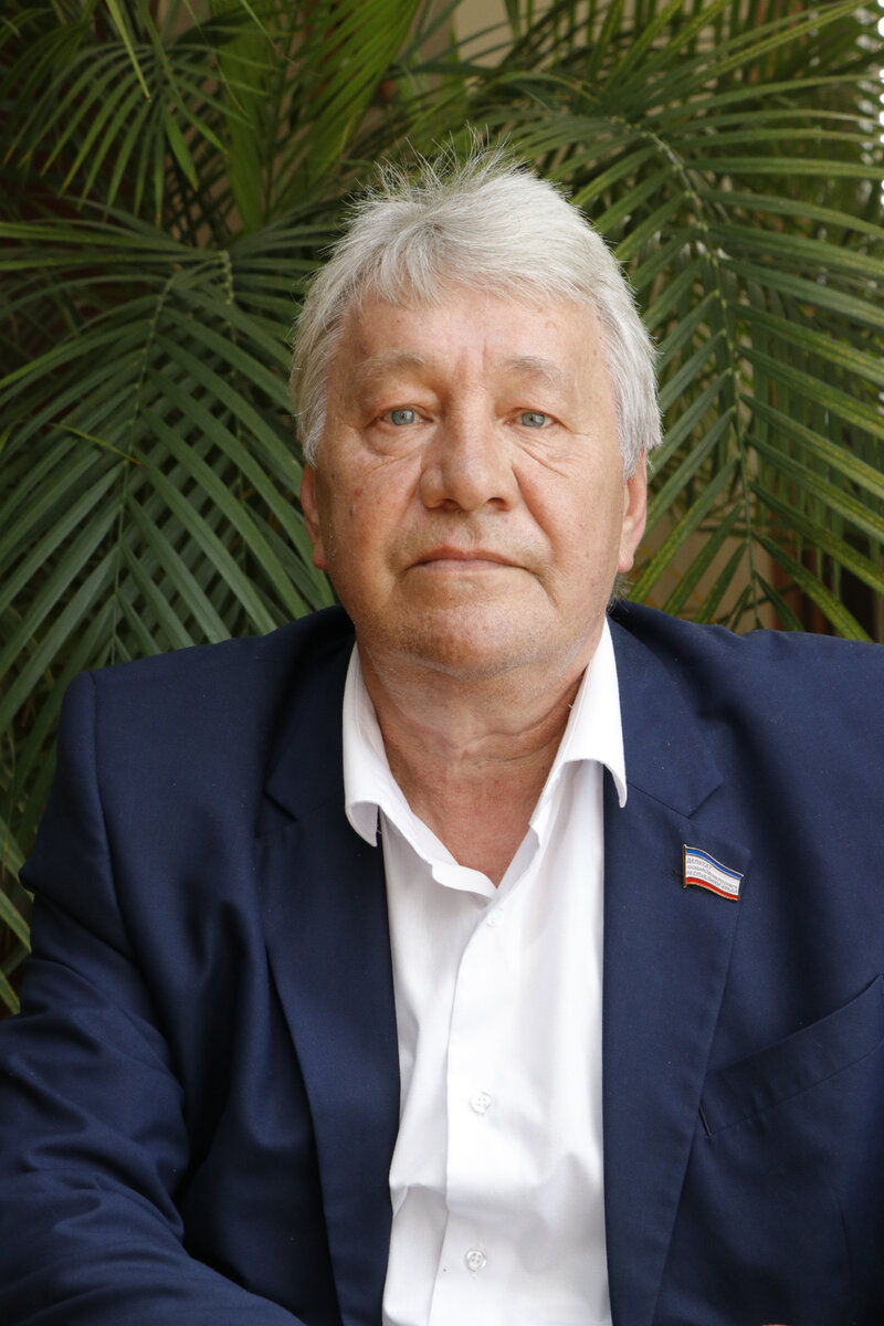 В. Лавров