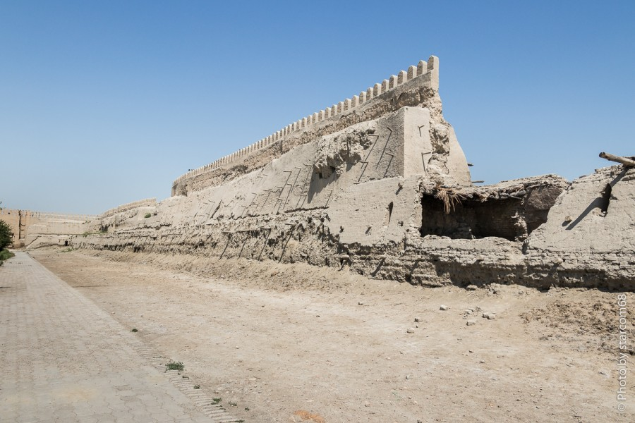 Северный участок городской стены. На дальнем плане ворота Талипоч