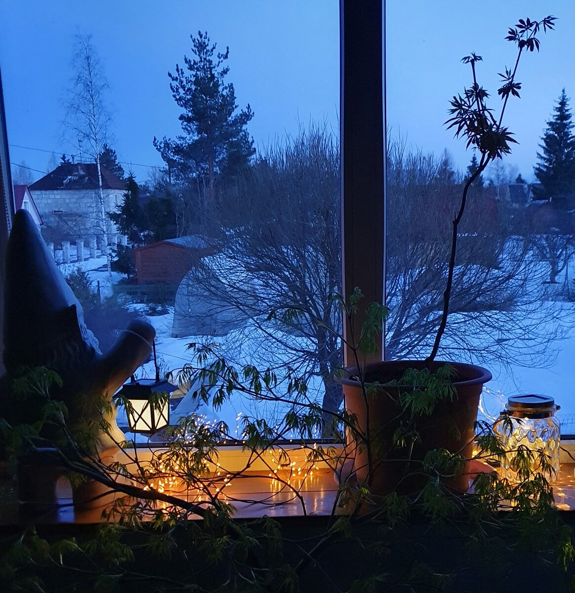 За окном еще снег, а светильники на солнечных батареях заряжаются днем от яркого весеннего солнца и щедро делятся энергией вечером и ночью.