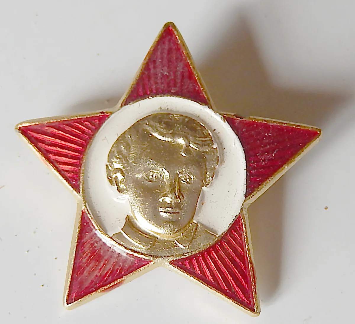 Вот такую звёздочку я носила на своей школьной форме. Фото из интернета.