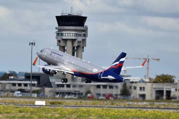 Пассажирский самолёт Airbus A320 российской компании «Аэрофлот» взлетел со взлётной дорожки. Фото: PASCAL PAVANI/AFP via Getty Images