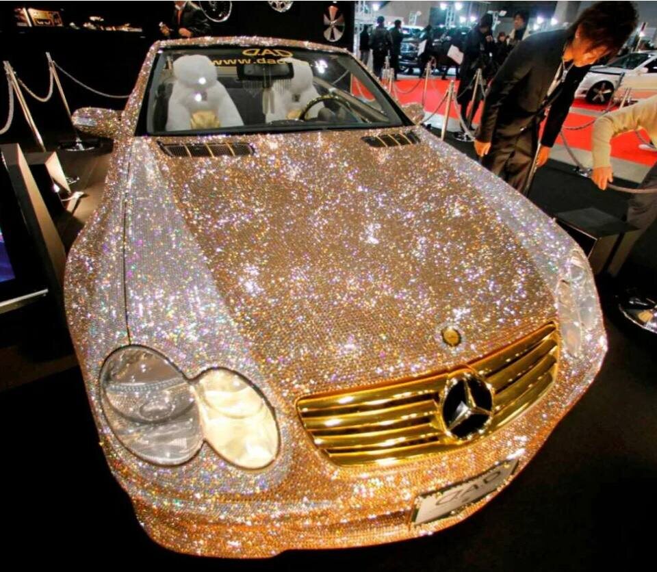 Мерседес cls 350 хамелеон. Машина блестит. Мерседес c180 в камнях сваровски. Как сделать машину блестящей. Золотая блестящая машина.