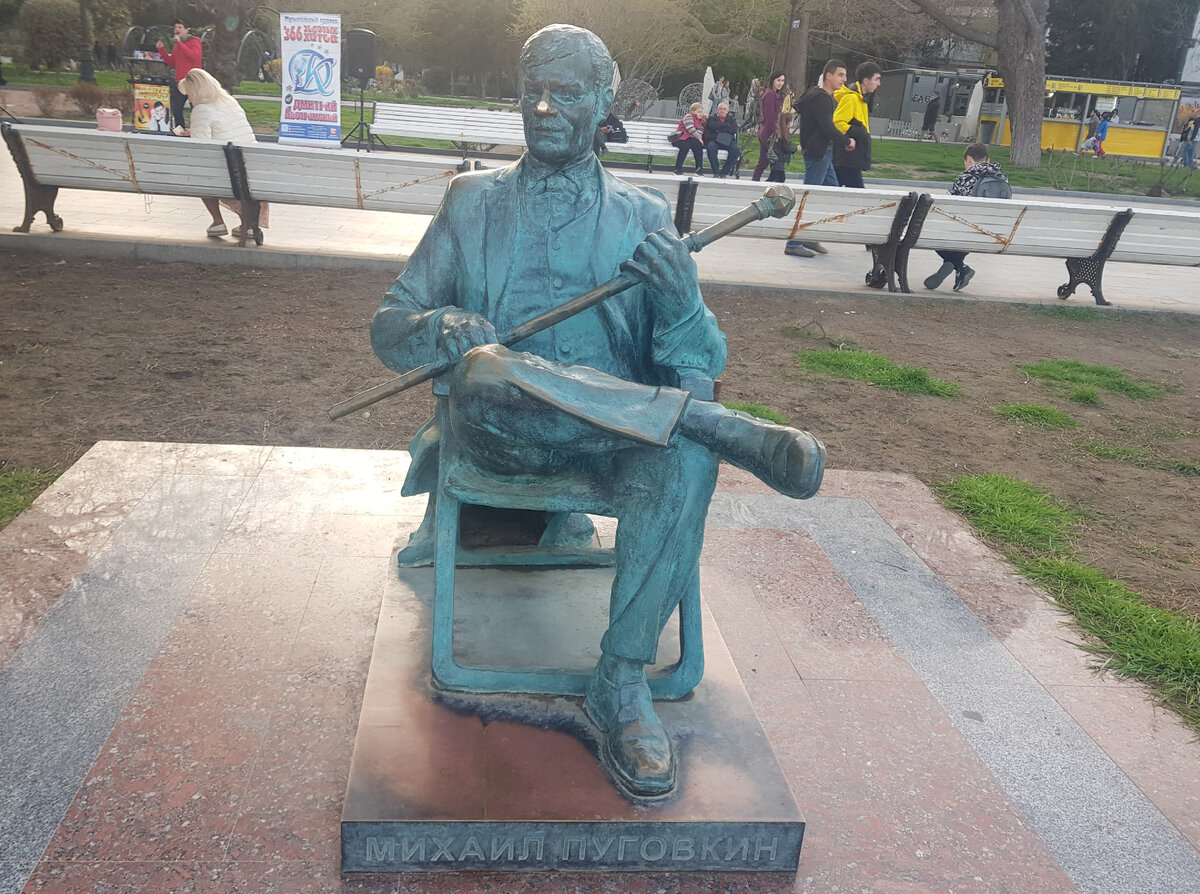 Памятник Михаилу Пуговкину. Фото Анна Карпенко. 