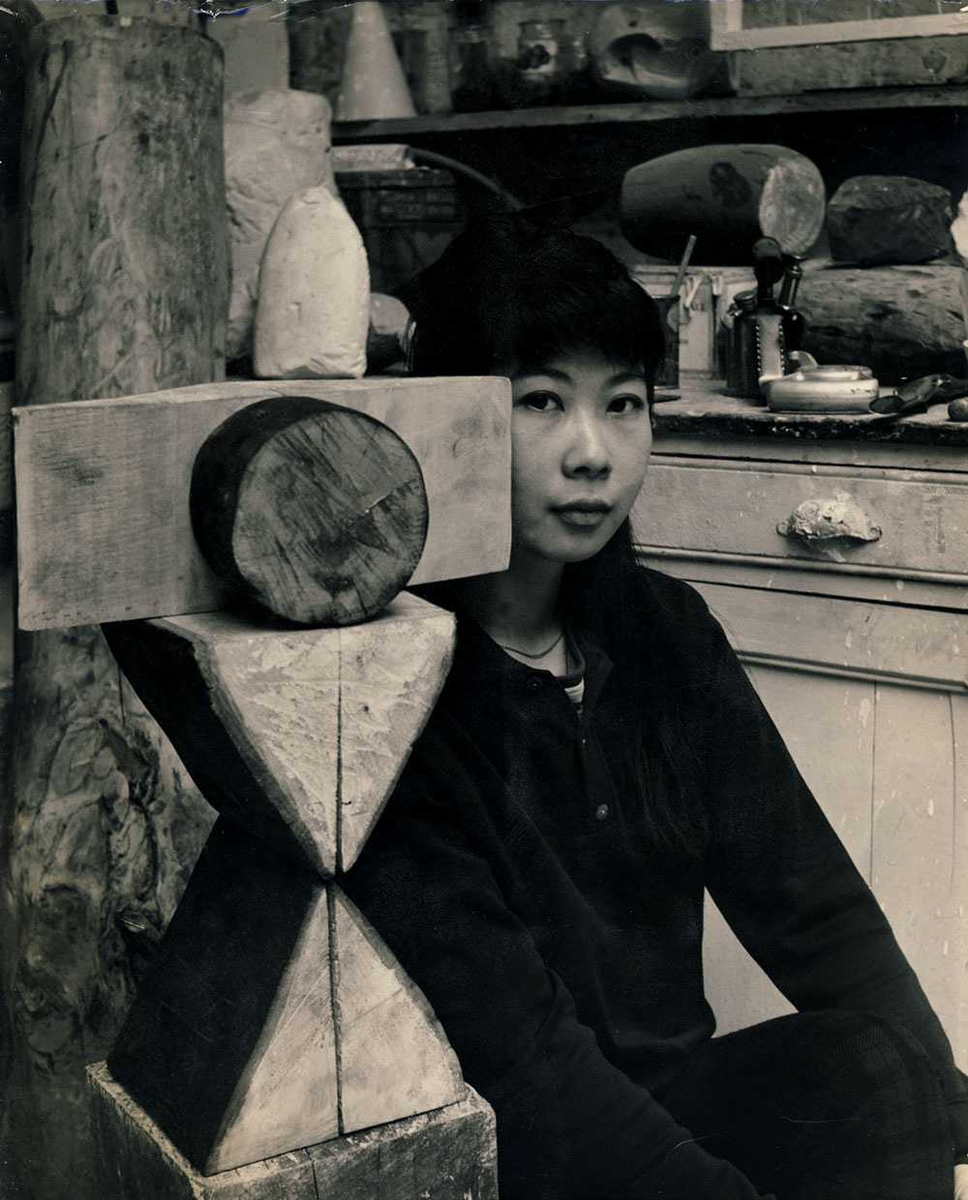 Лим Ким с шахматной фигурой в студии, 1960. Turnbull Studios