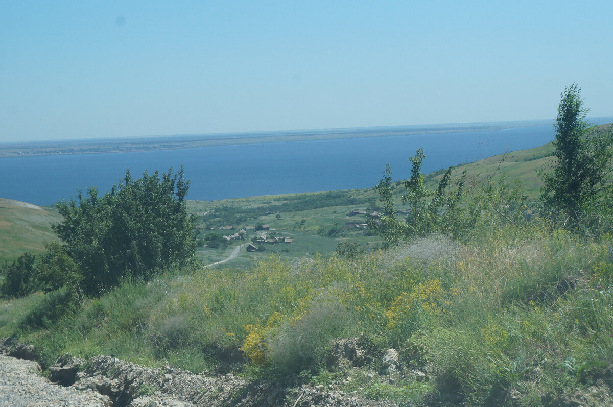 Внизу виднеется Белогорское. Первое поселение, в данной местности, появились на рубеже 17-18х веков, именовалось Лаптем. Забавное название, но все логично. Скорее всего название селу, дали волжские бурлаки, так как  местные жители плели и продавали лапти из лыка липы, произрастающей здесь. Хотя есть и вторая версия происхождения данного названия, в те времена, форма деревни чем то напоминала лапоть.