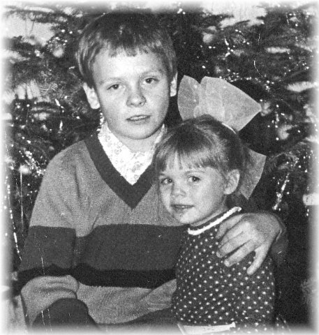 Павел Майков с сестрой, Анастасией Стоцкой в детстве.Фото Яндекс.Картинки.