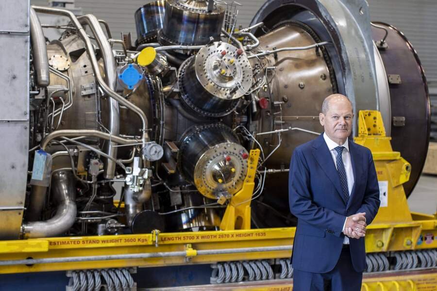 Německý kancléř Scholz kontroluje turbínu Siemens. Fotografie z otevřených zdrojů.