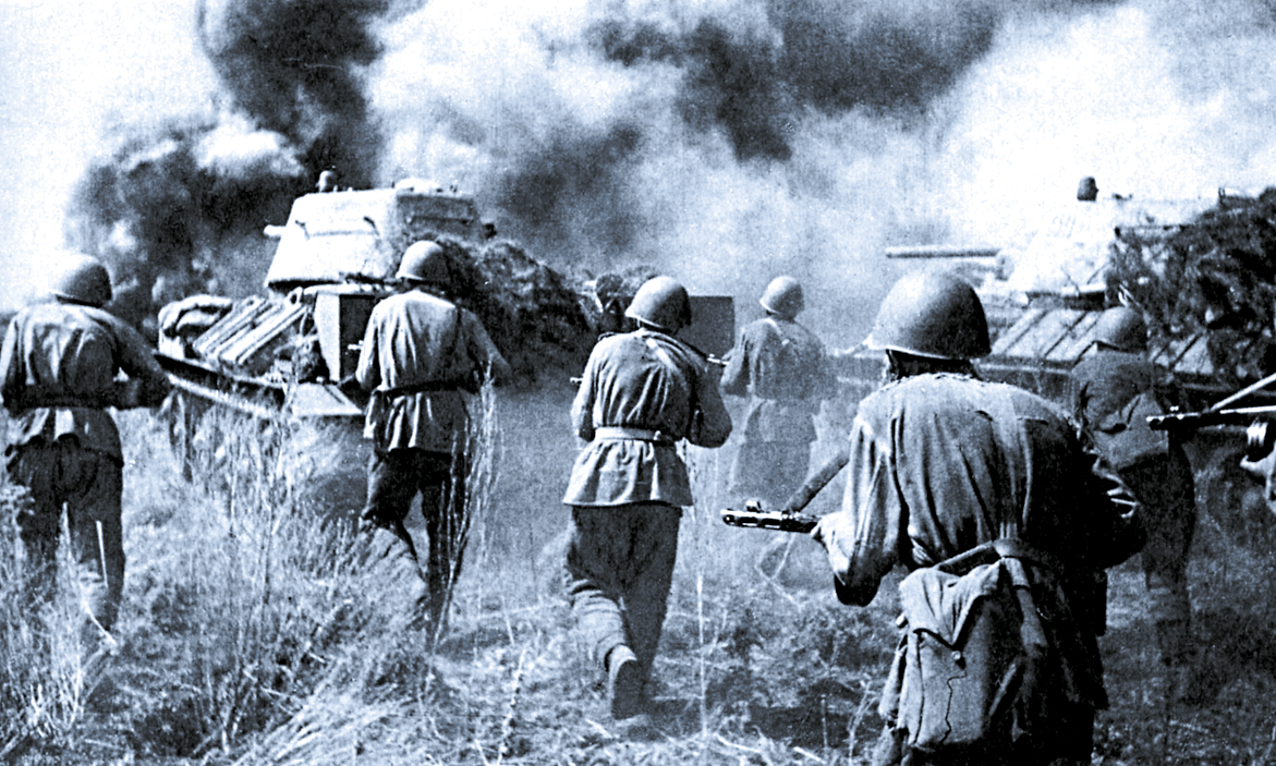 Советские бойцы идут в атаку под Курском.