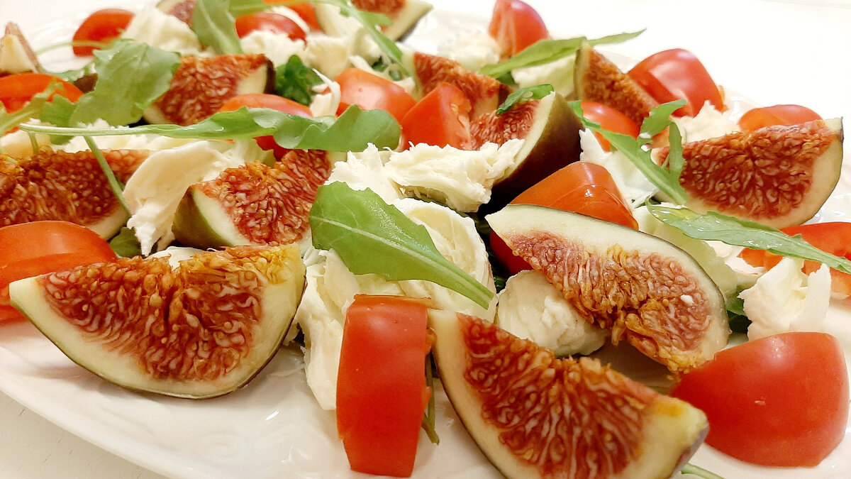 Фото автора. Салат из инжира. Рецепт - ниже в статье. 