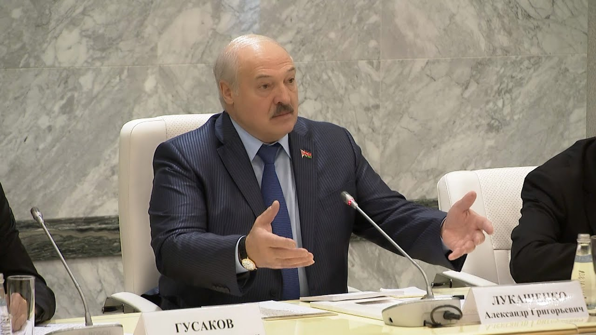 Лукашенко. Не нужны нам доллары и евро! Давно требовал, что мы должны переходить на расчёты в рублях...