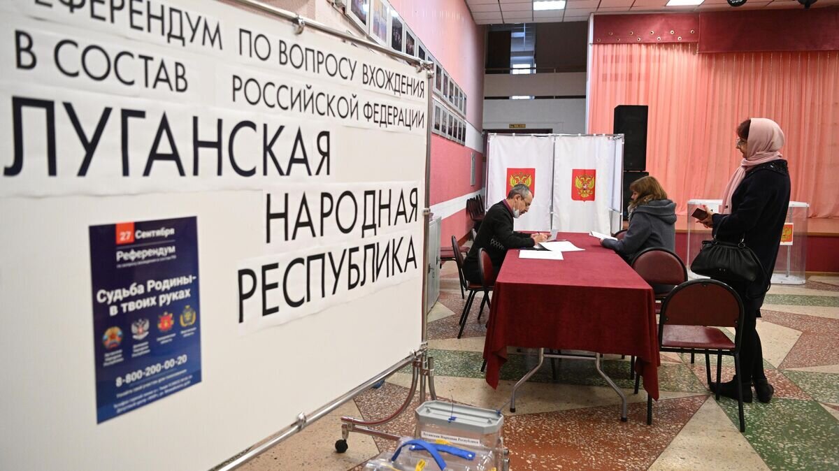    Избирательный участок в Твери, где проходит голосование на референдумах о вхождении ДНР, ЛНР, Херсонской и Запорожской областей в состав Российской Федерации© РИА Новости / Павел Бедняков