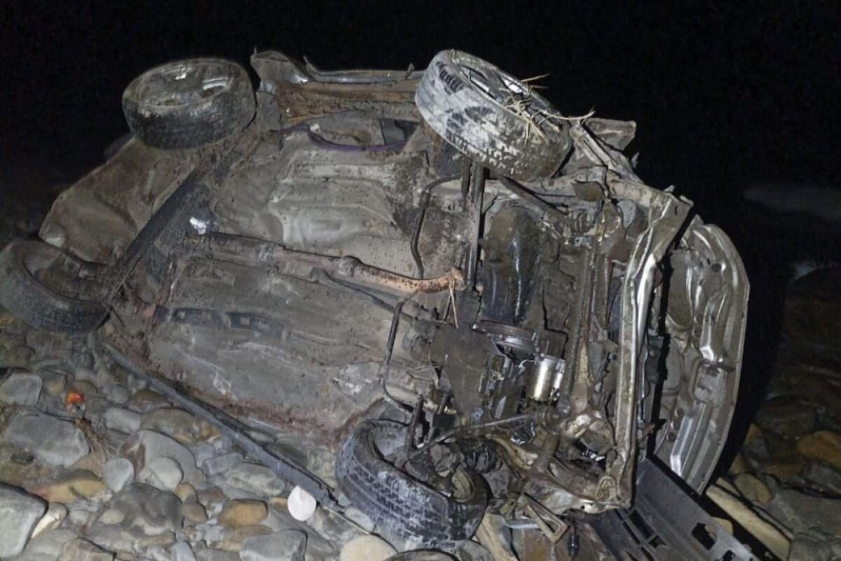    В Анапе «Приора» сорвалась с обрыва, люди успели спастись из машины