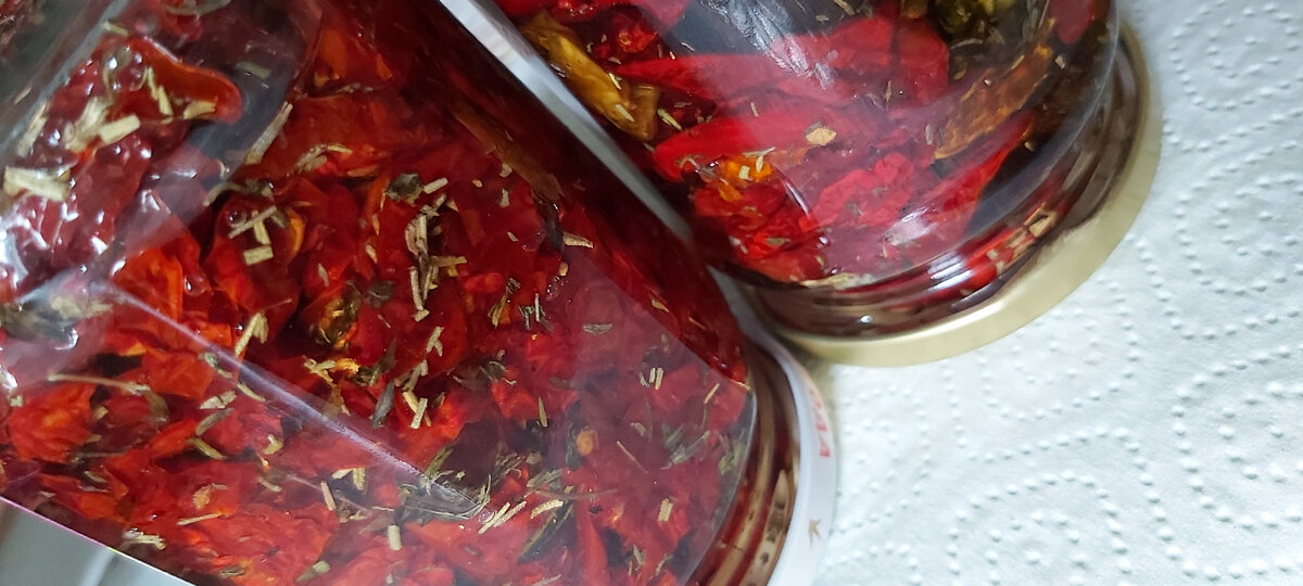 Из 1 кг сливовидных томатов получилось вяленых на 1 банку — 340 гр.