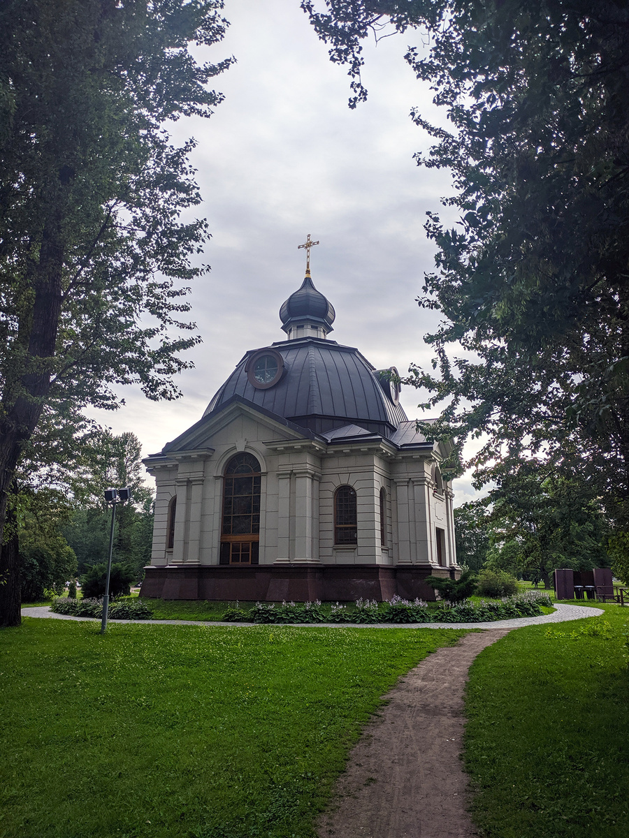 Часовня - мемориала «Всех Святых в земле Российской просиявших в Московском парке Победы» Приурочена к 65-летию Победы в Великой Отечественной Войне. Открытие — 8 Мая 2010г.