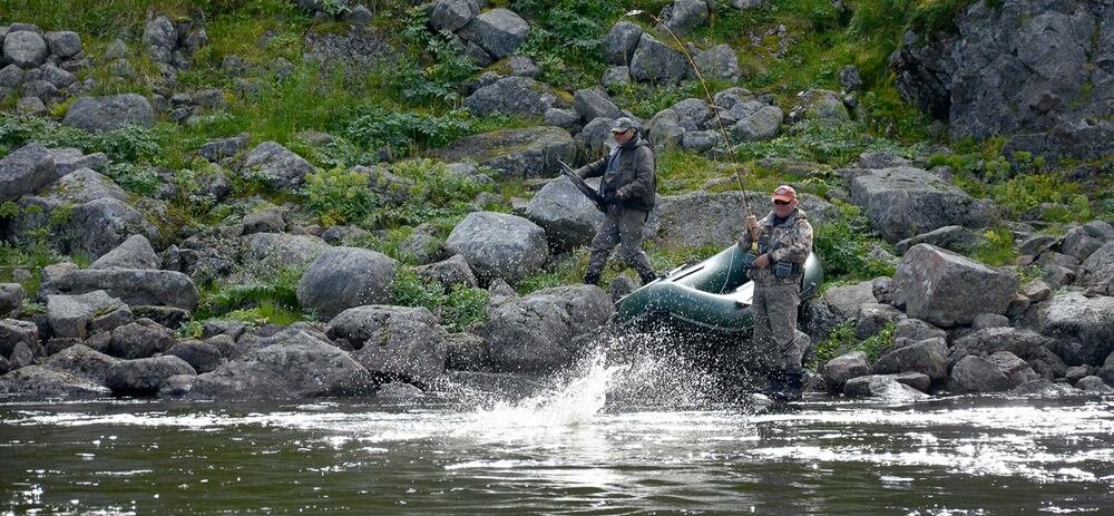 В кадр фотокамеры попал момент вываживания крупной семги