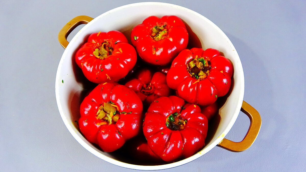 Перец, фаршированный овощами на зиму по рецепту советских времен