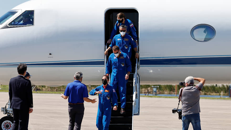 Фото: Joe Skipper / Reuters📷Вместе с россиянкой в экипаж космического корабля Crew-5 входят американские астронавты из NASA и их японский коллега из агентства JAXA На фото: экипаж прибывает в космический центр на мысе Канаверал