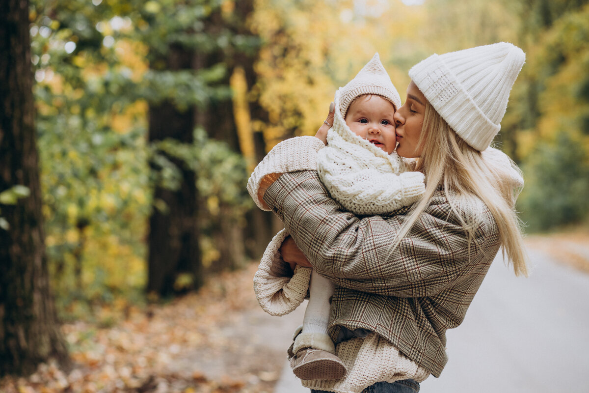 Warm mom. Материнская забота картинки. Забота картинки. Забота о маме картинки.