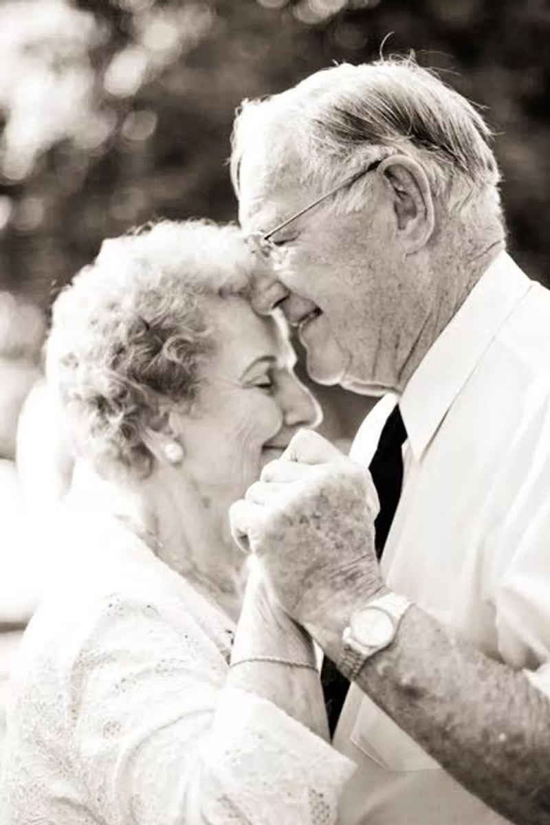 Любовь пожилых мужчин. Пожилые влюбленные пары. Пожилые люди. Красивые пожилые пары. Влюбленная пожилая пара.