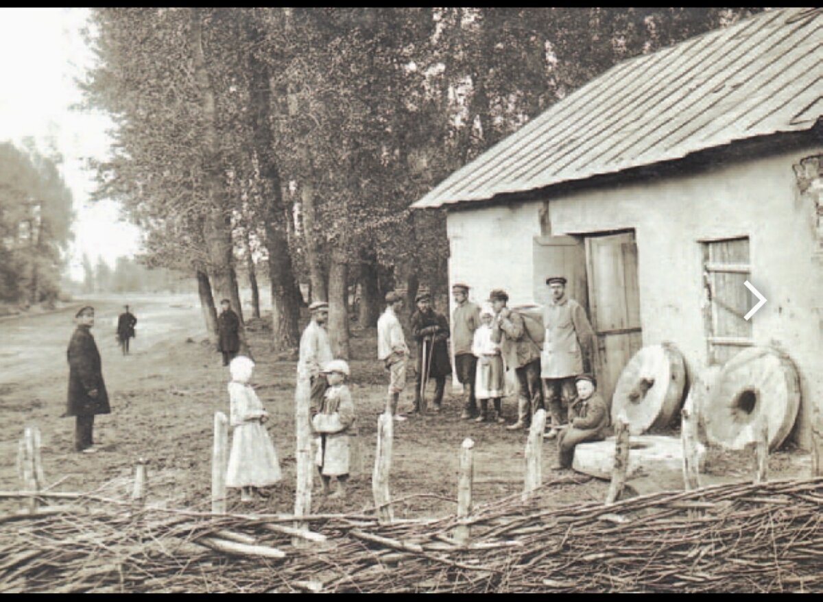 Фото из доступных источников в интернете. Люди на старой мельнице. 