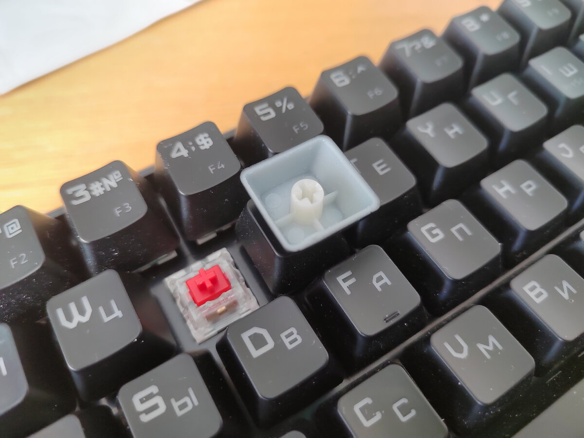 Клавиатура со снятым кейкапом