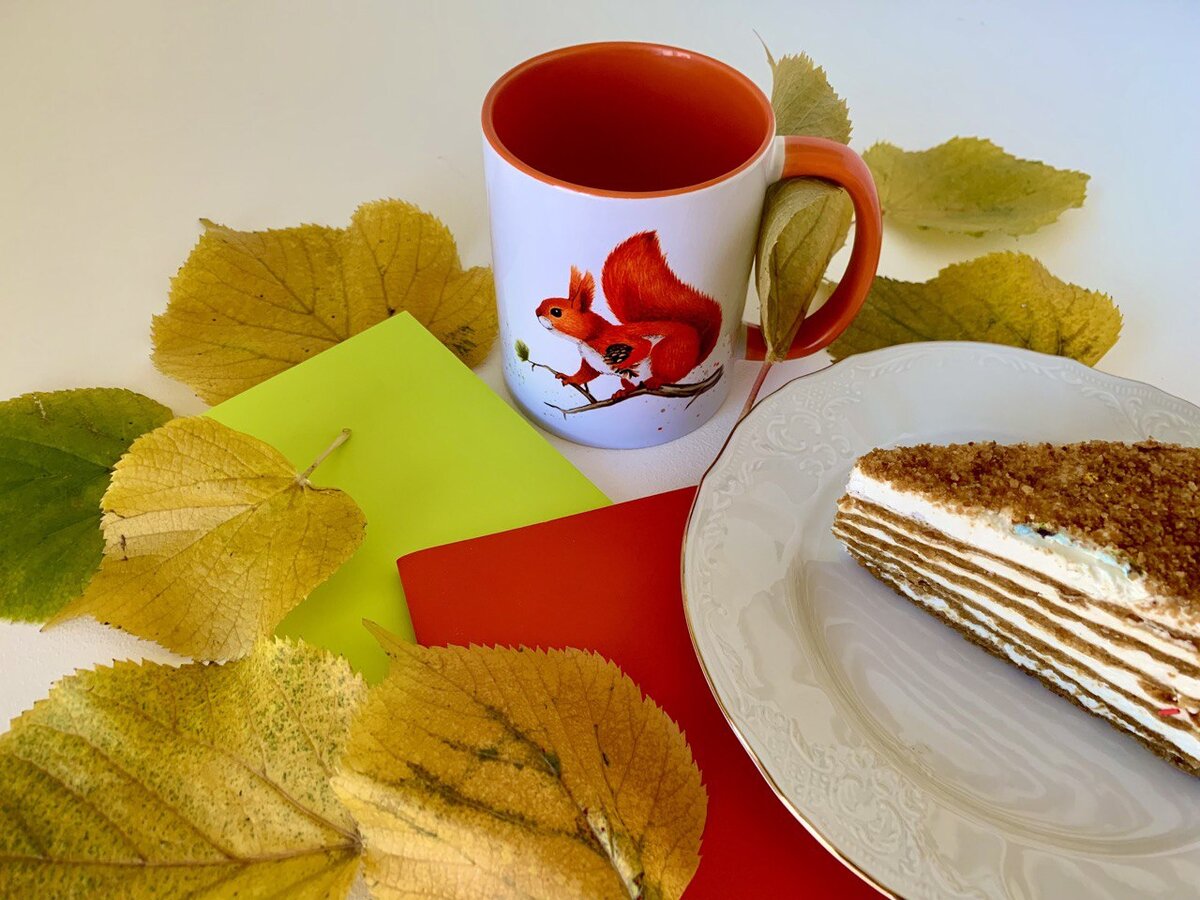 Фото автора. Та самая кружка, те самые листья, то самое пирожное