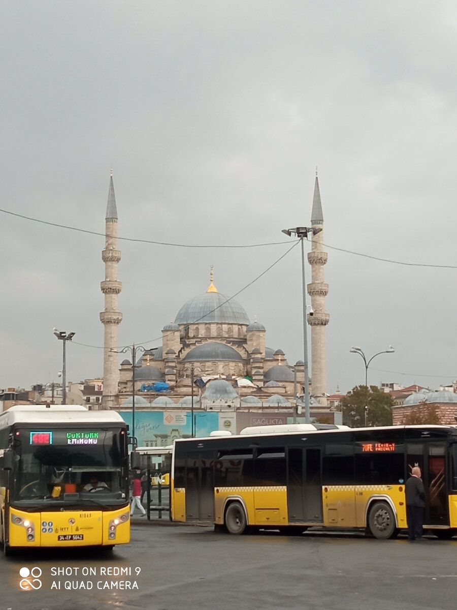 В ожидании своего автобуса.