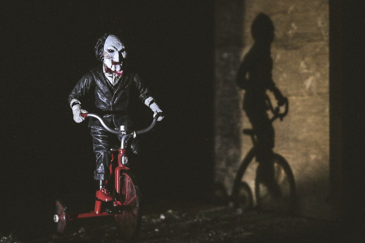     Посмотрите на постеры к знаменитым ужастикам, которые сгенерировал компьютер. Они просто жуткие!