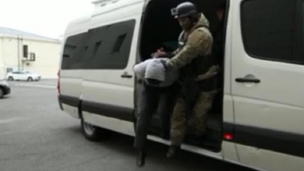    Силовики выводят из машины задержанного:t.me/POLICE_of_KZ