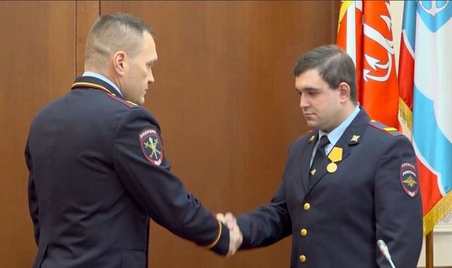    Сержант полиции Дмитрий Ходкевич награжден медалью МВД России «За смелость во имя спасения» пресс-служба ГУ МВД по СПб и ЛО