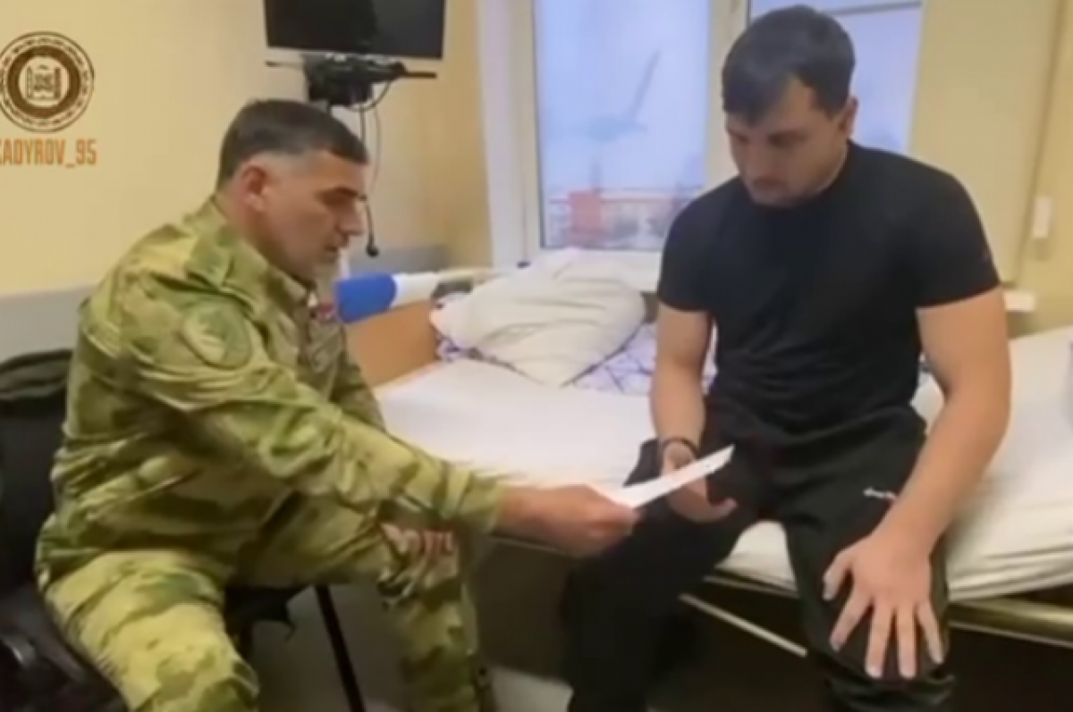    Алибек Делимханов вручил деньги бойцам, раненым в зоне спецоперации