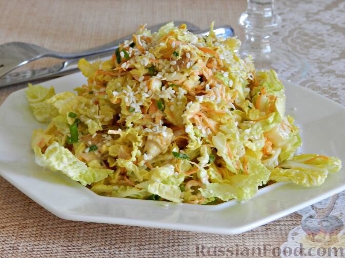 куриное филе, капуста пекинская, шампиньоны, лук зелёный, морковь, чеснок, майонез, сметана, соль, перец чёрный молотый, масло растительное
