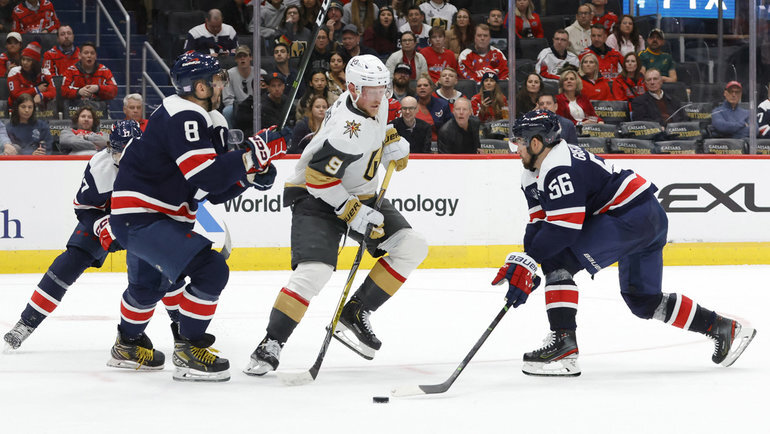    Российский форвард «Вашингтона» Александр Овечкин (слева) в матче против «Вегаса».