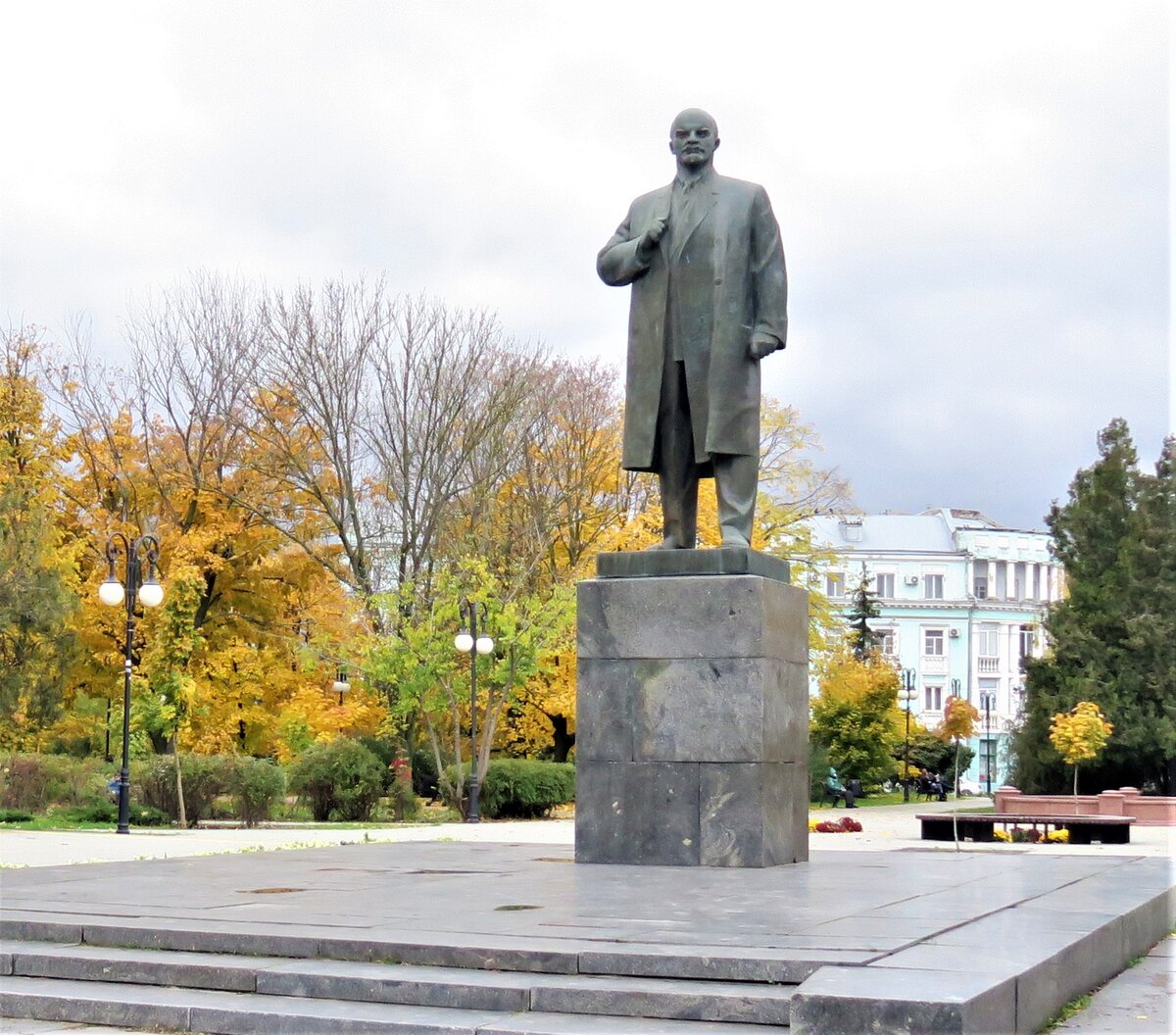 Октябрьская площадь.  Памятник В.И. Ленину, скульптор Н.В. Томский