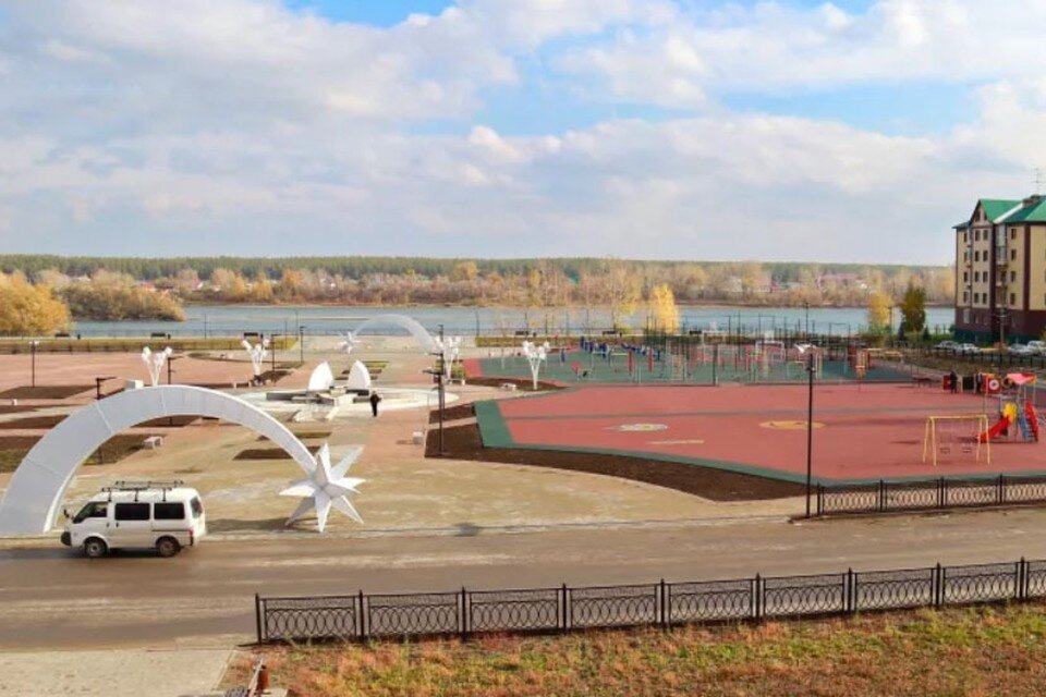     Парк за ТЦ "Ривеьера" в Бийске  газеты «Бийский рабочий»