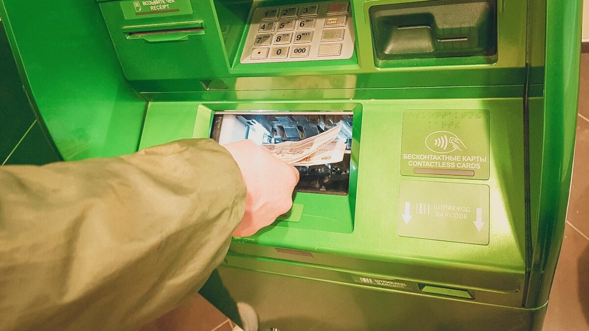     Мужчины нашли ее на улице и купили на чужие деньги спиртное и продукты. Их осудили за кражу.