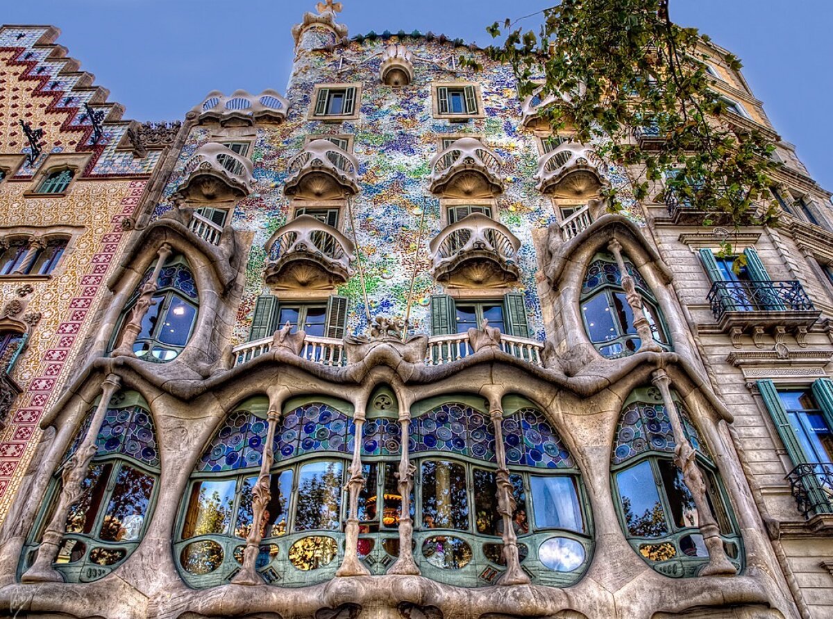 Жилой Дом Бальо. Пасео-де-Грасия, 43 Эшампль, Барселона. Гауди. Источник: https://www.sputnik8.com/ru/barcelona/activities/21301-kvartal-nesoglasiya-i-staryy-gorod#?event_date=2023-04-01&event_id=1430&ticket_id_27114=1