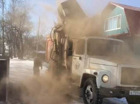     Мусоровоз загорелся в Благовещенске из-за золы в контейнере. ФОТО: телеграм-канал администрации Благовещенска