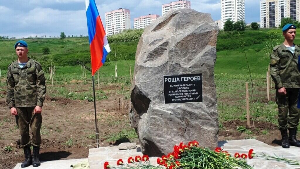     В Ростове с начала года в секторе Мужества на Аллее Героев Северного кладбища якобы появилось более 40 захоронений, об этом рассказал портал 161.ру.