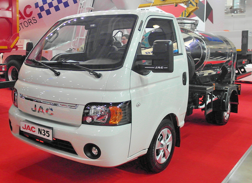 Развозной грузовичок JAC N35 очень напоминает популярный у нас в 2000-2010 гг. Hyundai (ТагАЗ) Porter и уже обрастает спецверсиями (на фото минимолоковоз, показанный на выставке СТТ-2022)