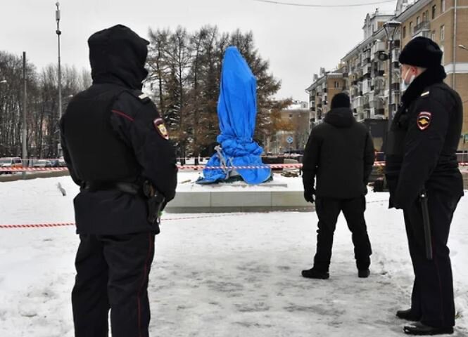 В ожидании церемонии открытия памятника Фиделю Кастро в Москве (иллюстрация – фото газеты «Коммерсант»)