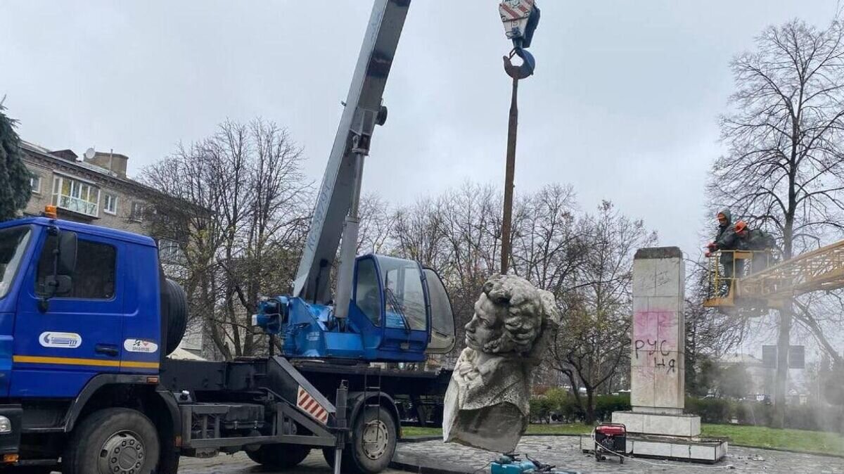    Демонтаж памятника Пушкину в Кременчуге, Украина© Фото : Кременчуцька міська рада