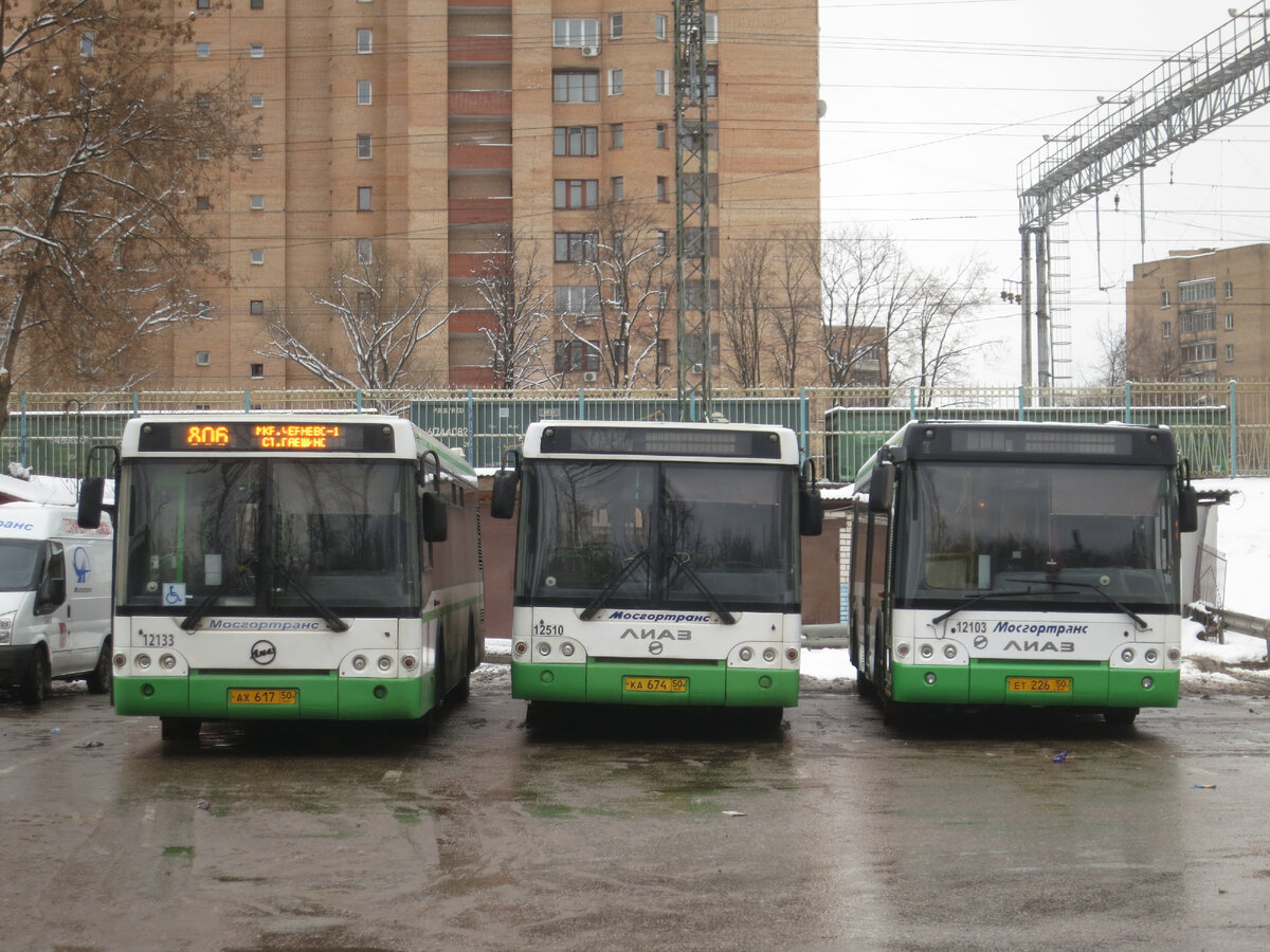 Автобусы Мосгортранса на конечной у станции Павшино. 