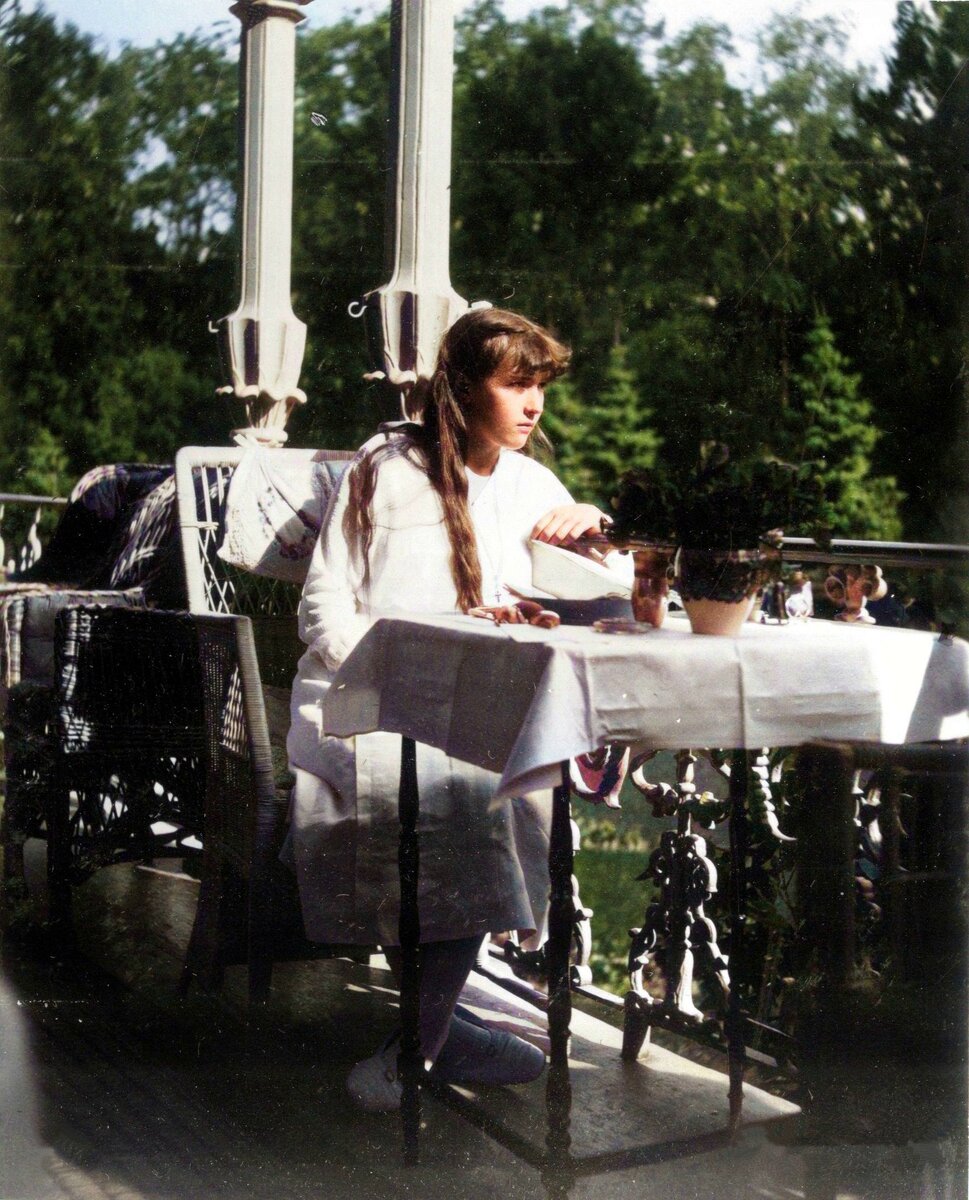 Великая княжна Анастасия на балконе Александровского дворца, Царское село