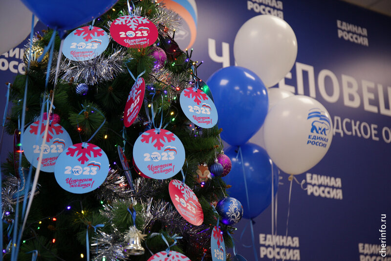    Праздничное дерево поставили в местном отделении "Единой России" на Сталеваров, 42.