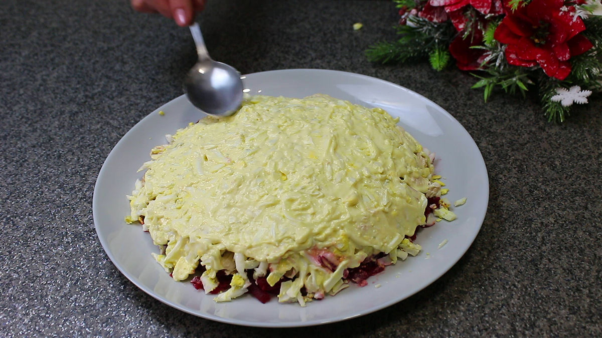 Салат "Любовница": праздничный салат со свёклой и куриным филе (необычное сочетание продуктов, потрясающий вкус и готовить просто)
