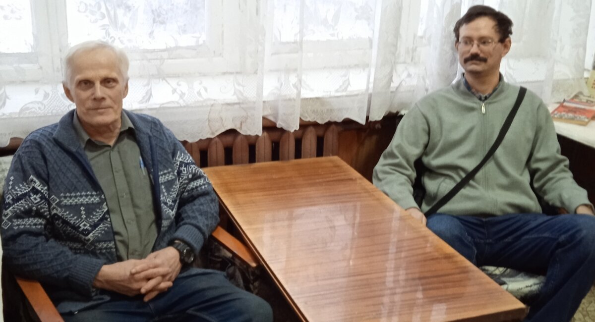 Автор канала «Рюкзак туриста» на беседе с краеведом В.П. Овчинниковым (слева). Фото Н.А. Масленников. 